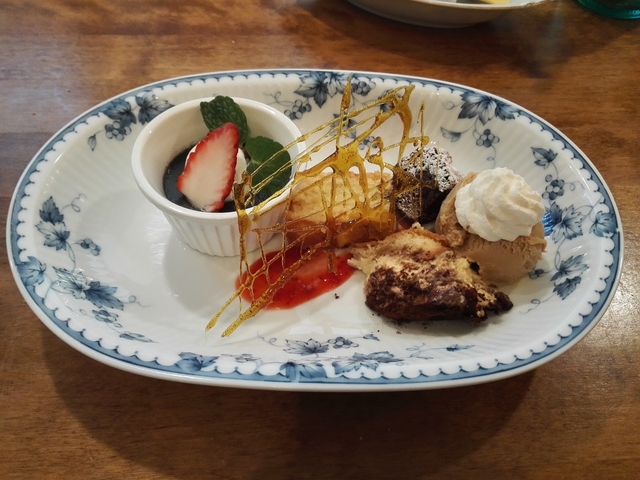 ラポスト_デザート盛り合わせ.jpg